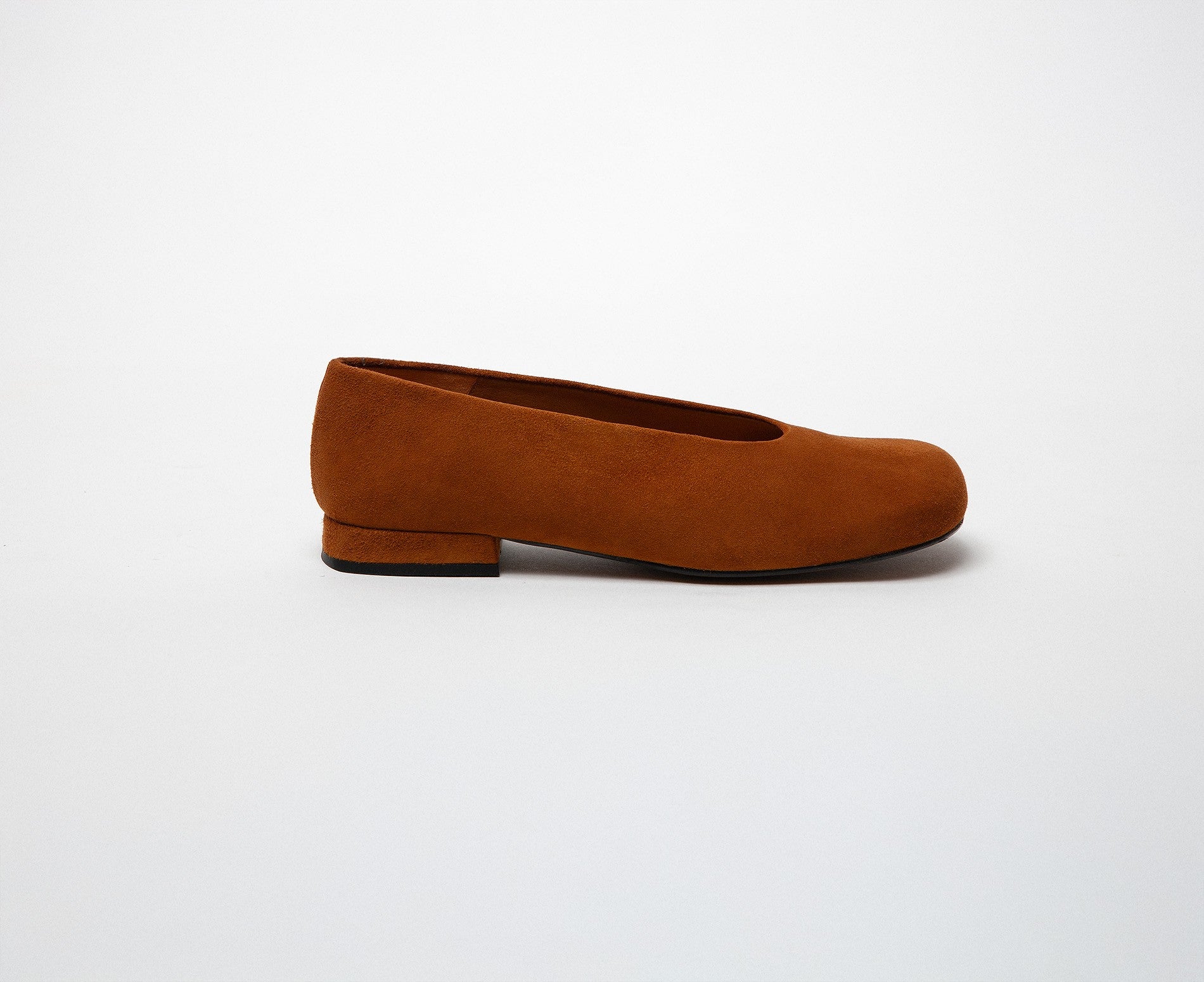 Women's leather shoe with a low heel. Kali