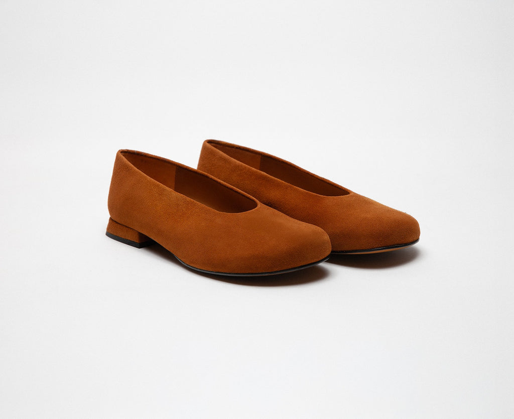 Women's leather shoe with a low heel. Kali