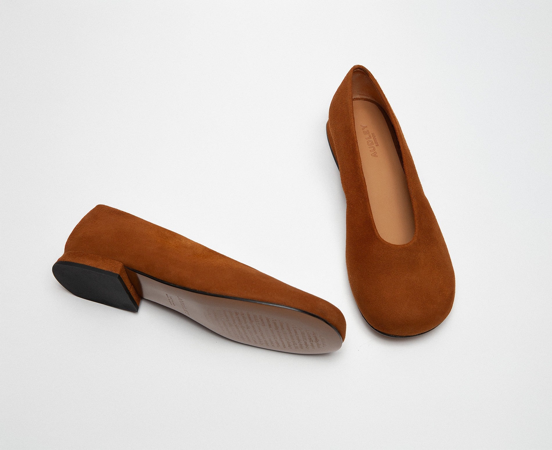 Women's leather shoe with a low heel. Kali