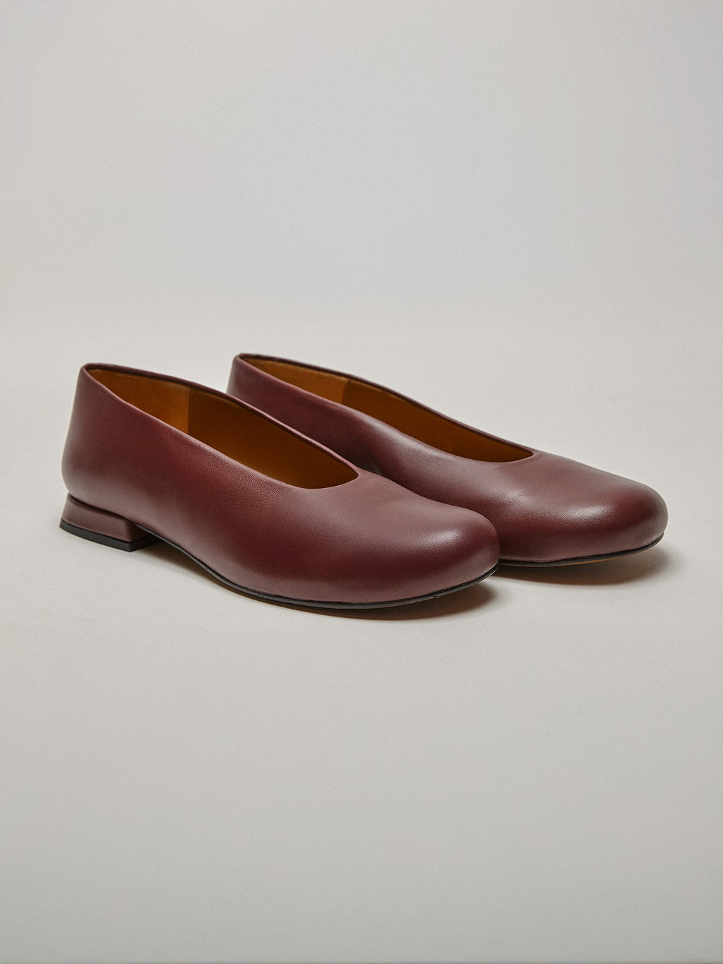Women's leather shoe with a low heel. Marisol