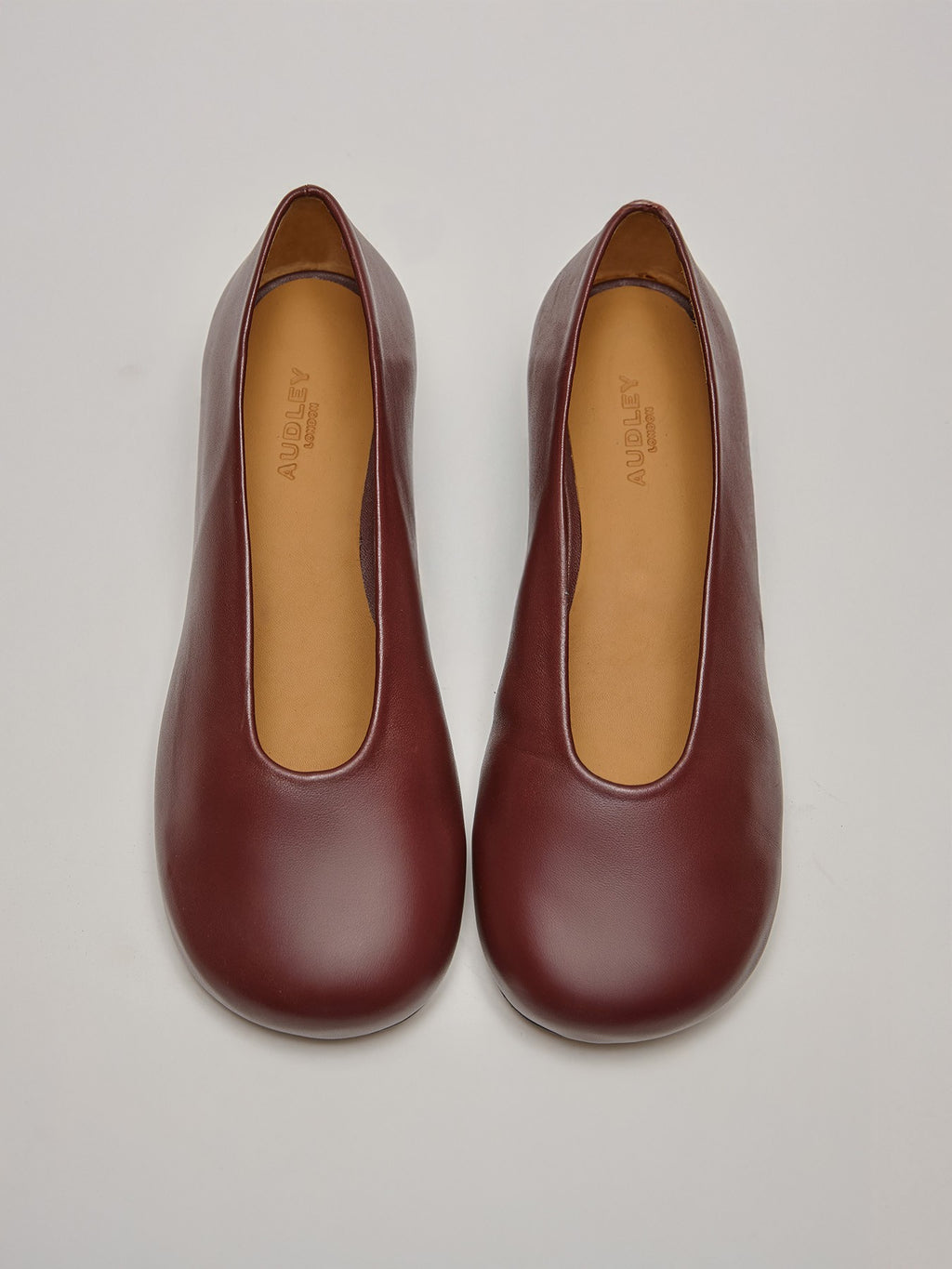 Women's leather shoe with a low heel. Marisol