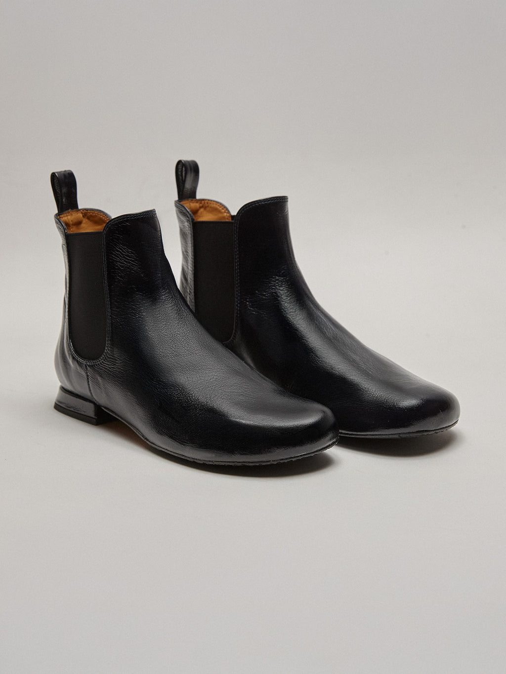 Botín de mujer en piel con tacón bajo. Marina