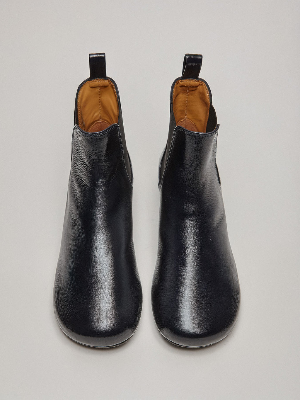 Botín de mujer en piel con tacón bajo. Marina