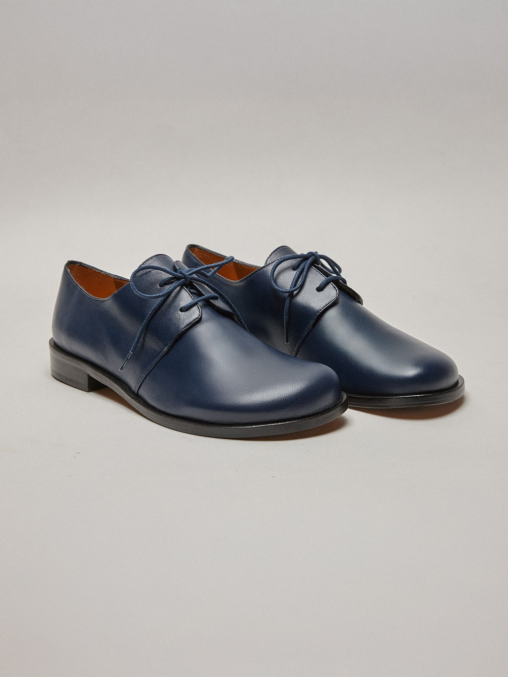 Zapato de mujer en piel con tacón bajo. Madison