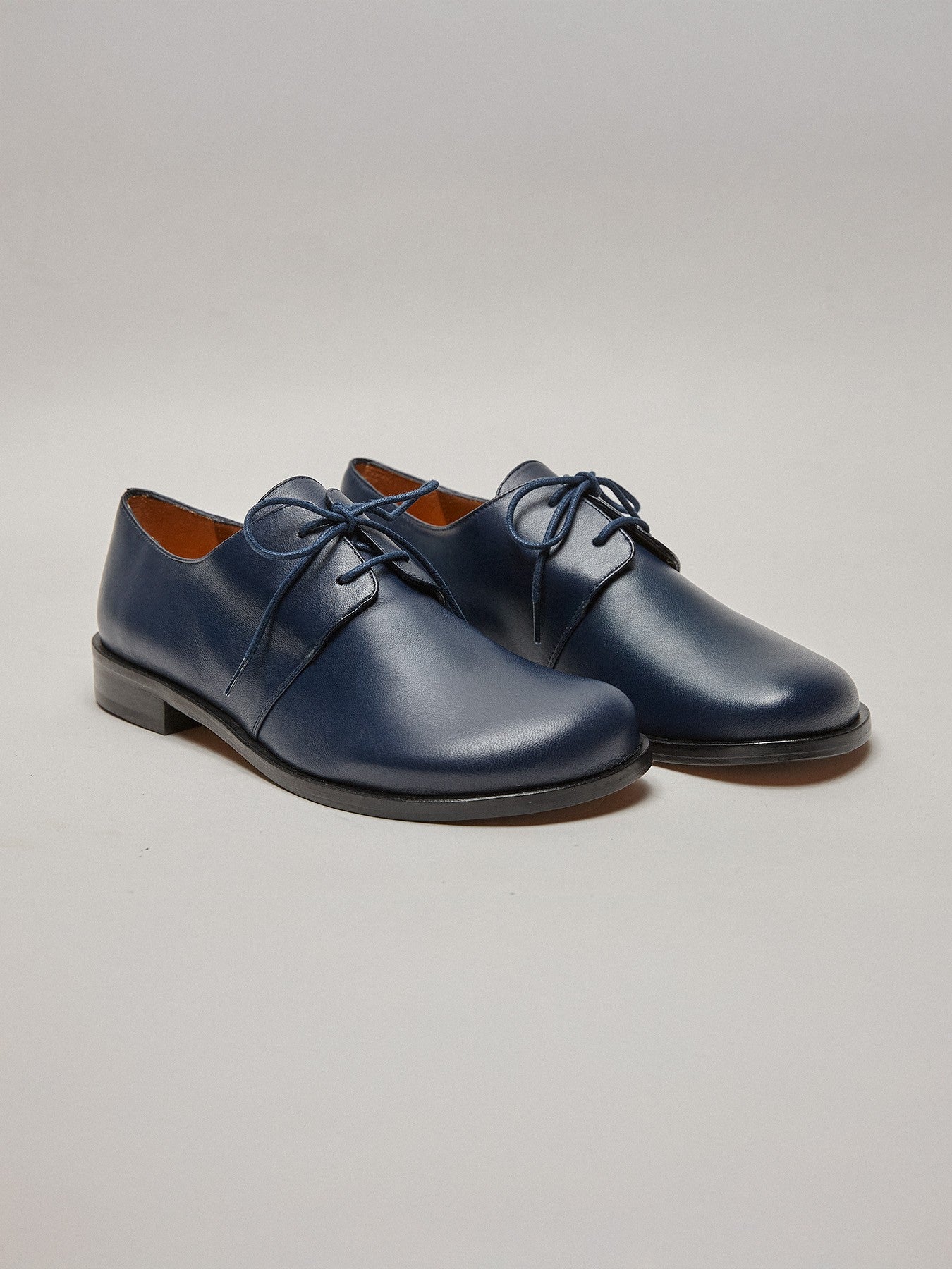 Zapato de mujer en piel con tacón bajo. Madison