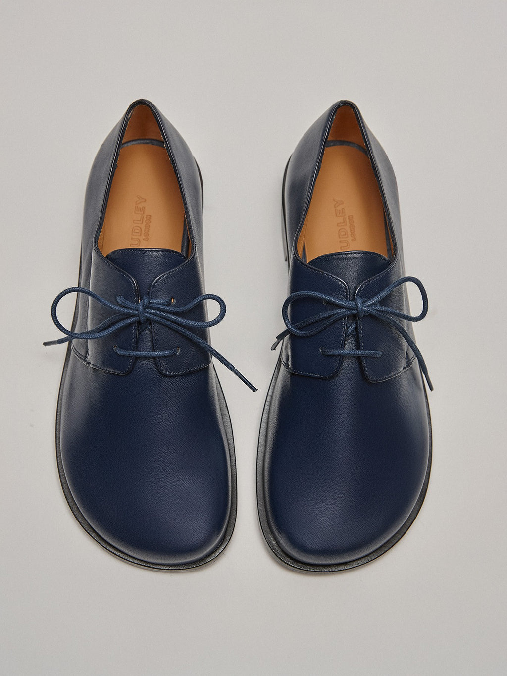 Zapato de mujer en piel con tacón bajo. Madison