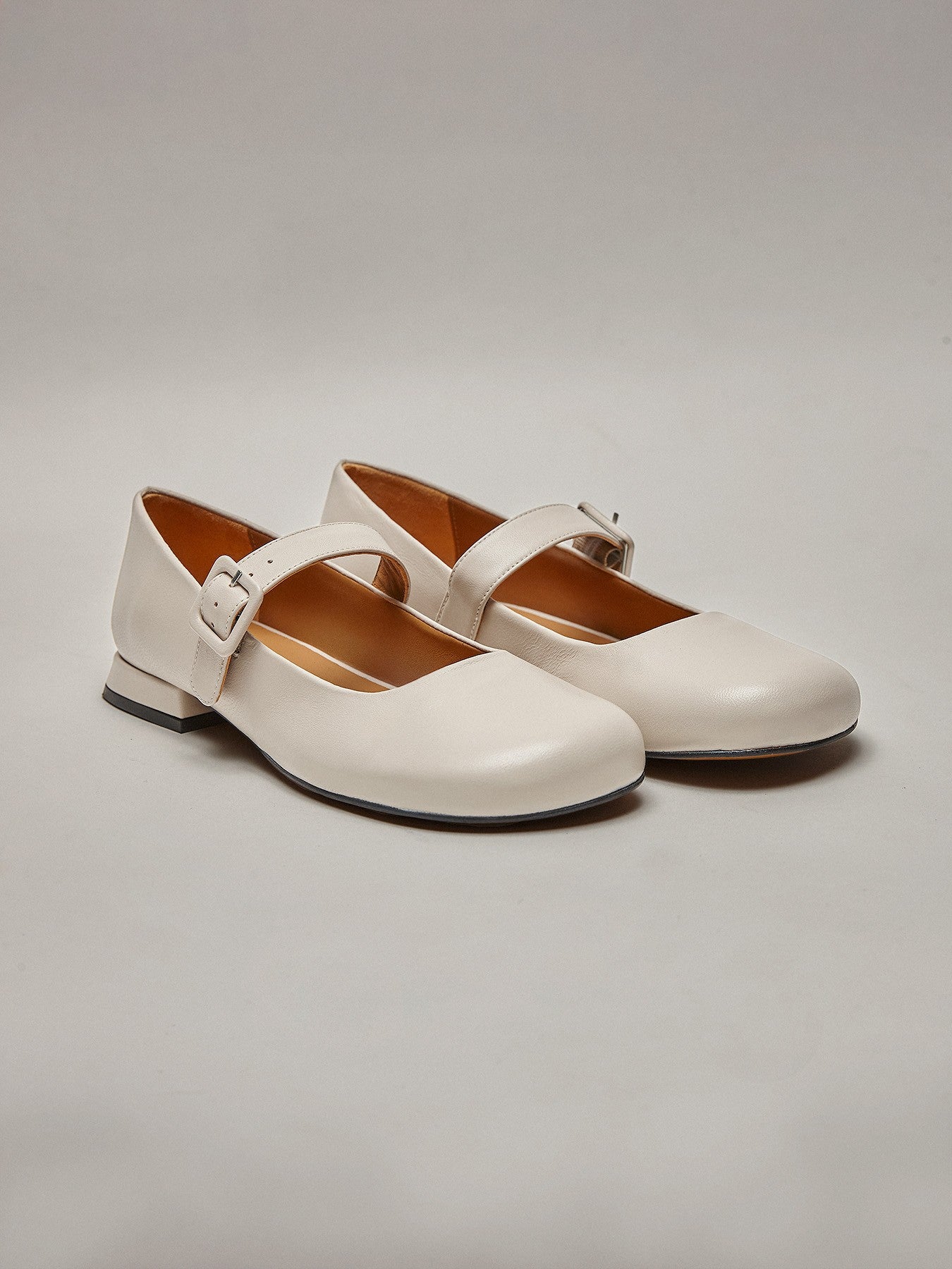 Women's leather shoe with a low heel. Mimi