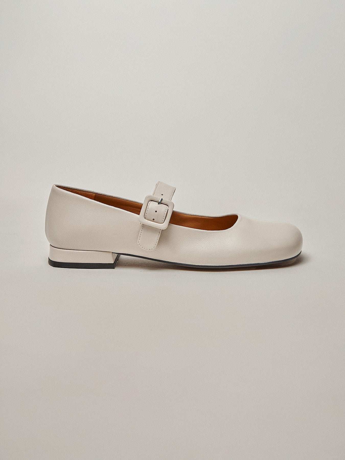 Women's leather shoe with a low heel. Mimi
