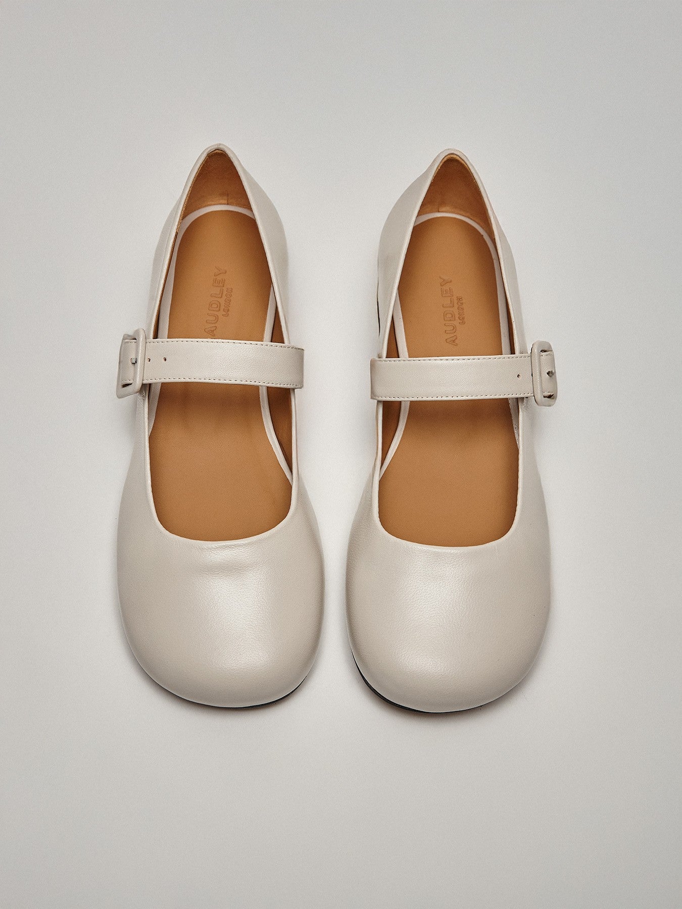 Women's leather shoe with a low heel. Mimi