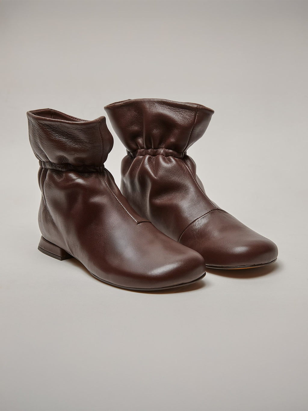 Botín de mujer en piel con tacón bajo. Miyu