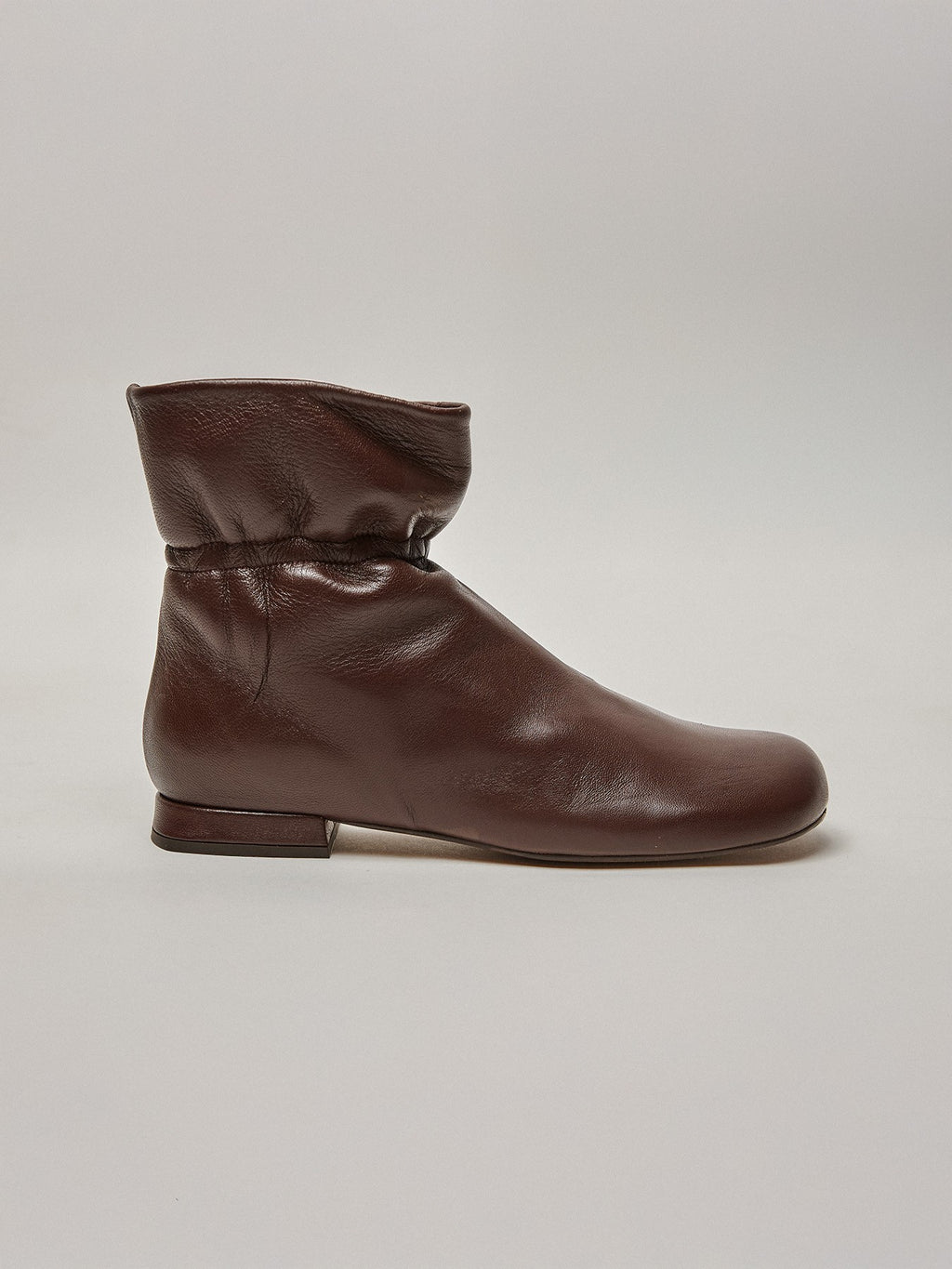 Botín de mujer en piel con tacón bajo. Miyu