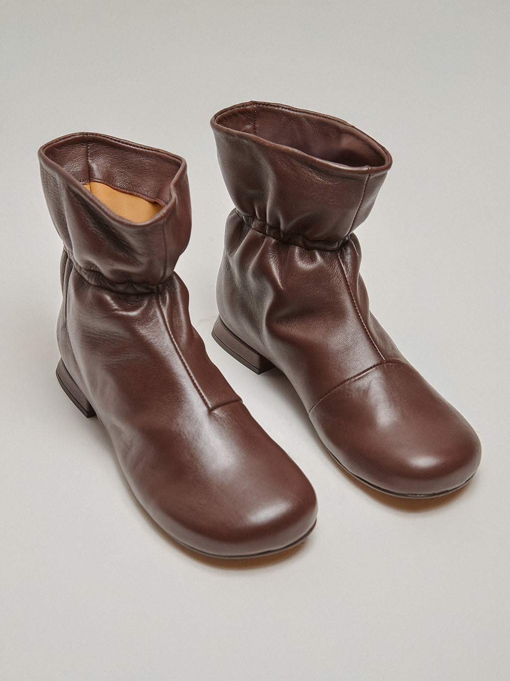Botín de mujer en piel con tacón bajo. Miyu