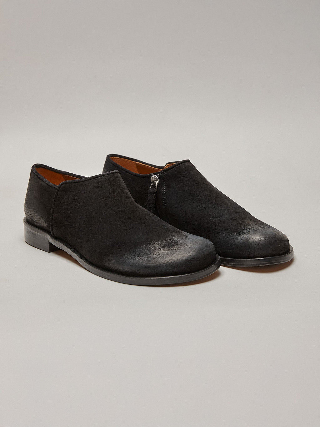 Women's leather shoe with a low heel. Meiko