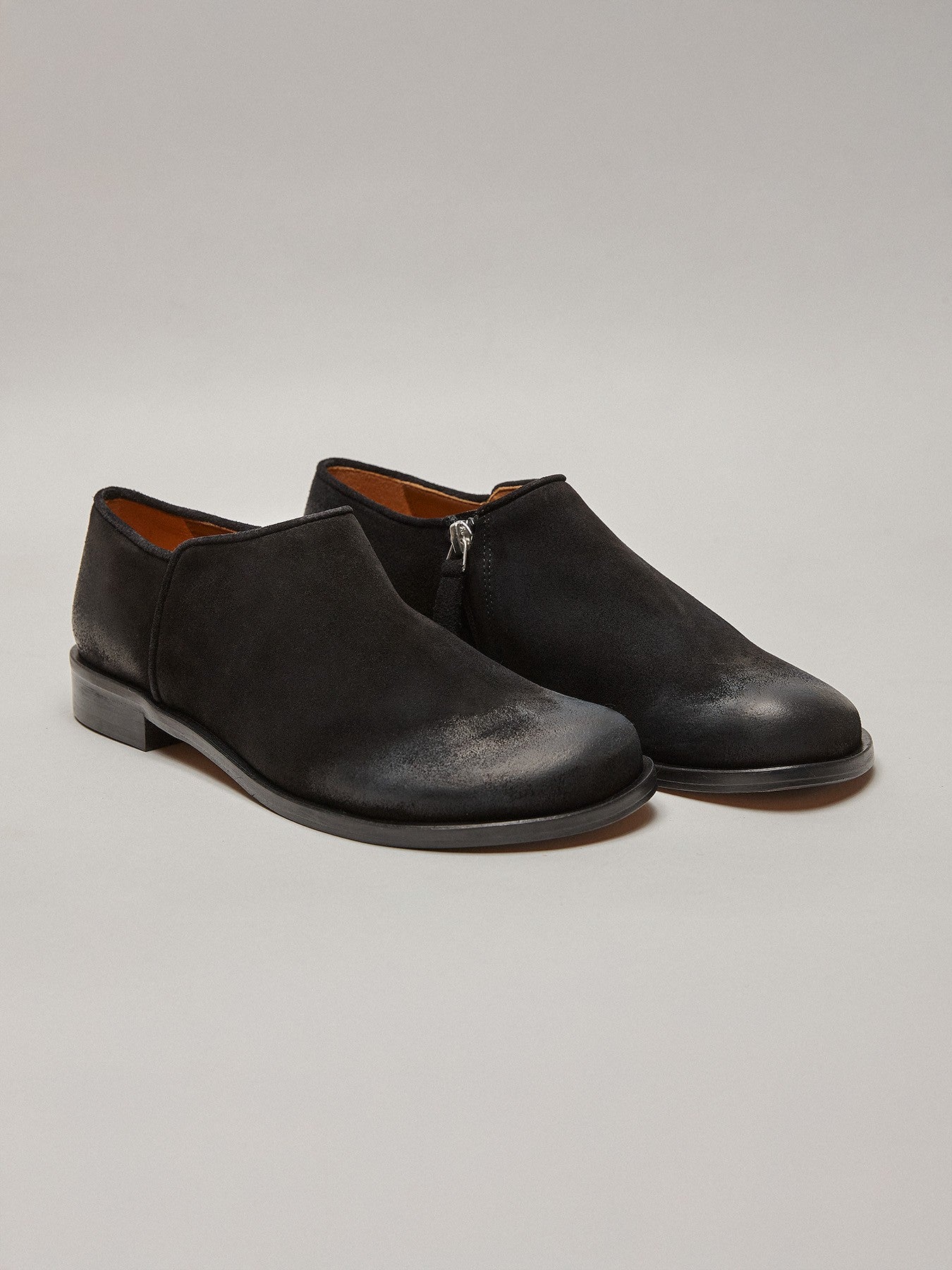 Women's leather shoe with a low heel. Meiko