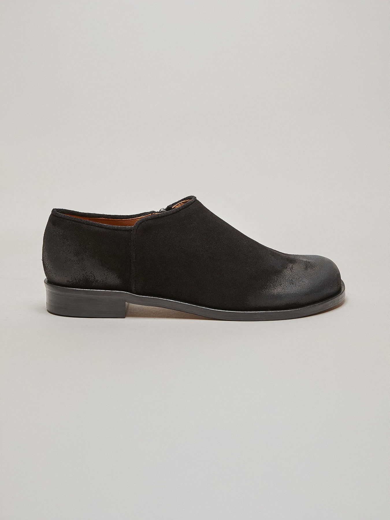 Women's leather shoe with a low heel. Meiko