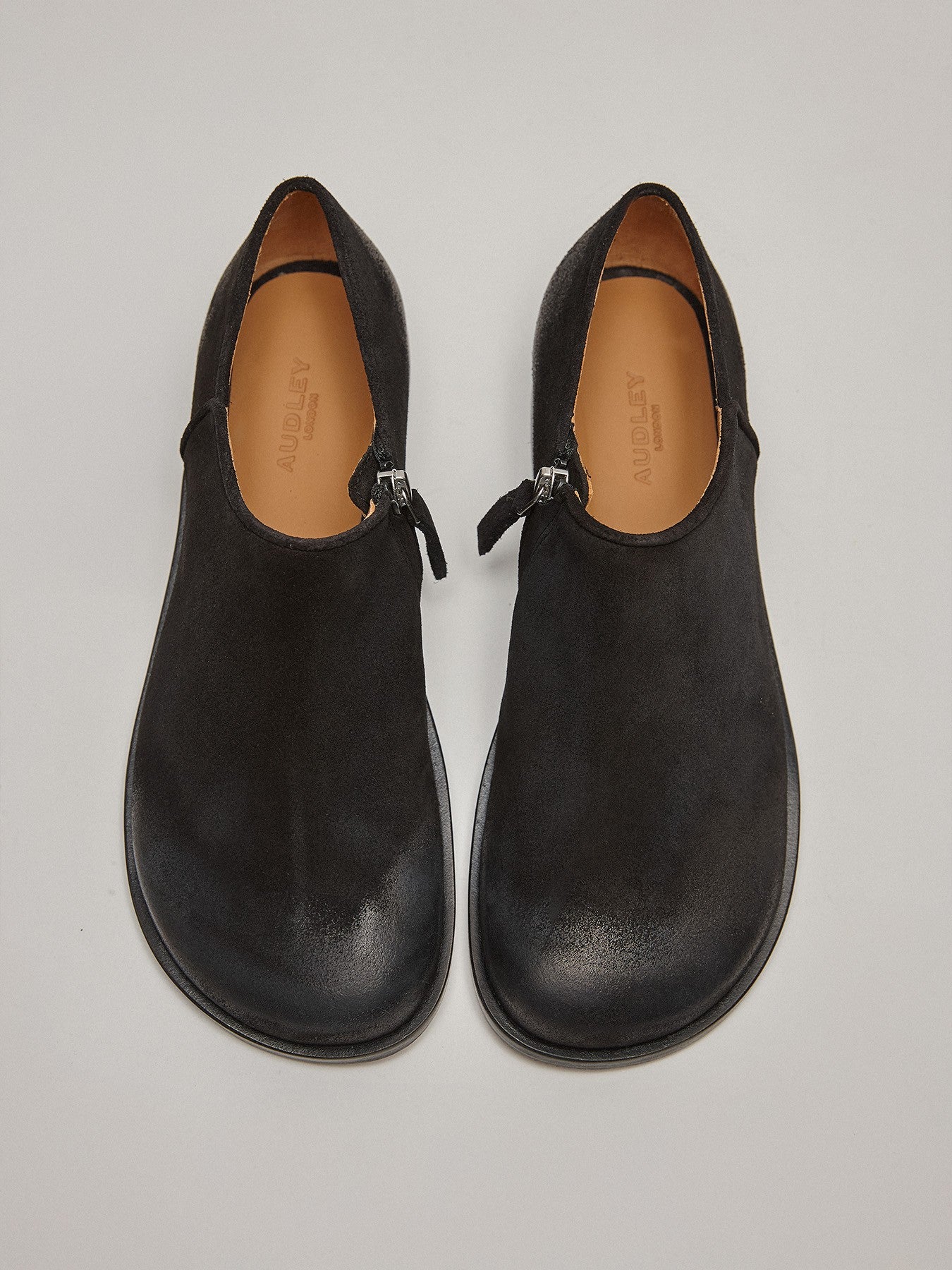 Women's leather shoe with a low heel. Meiko