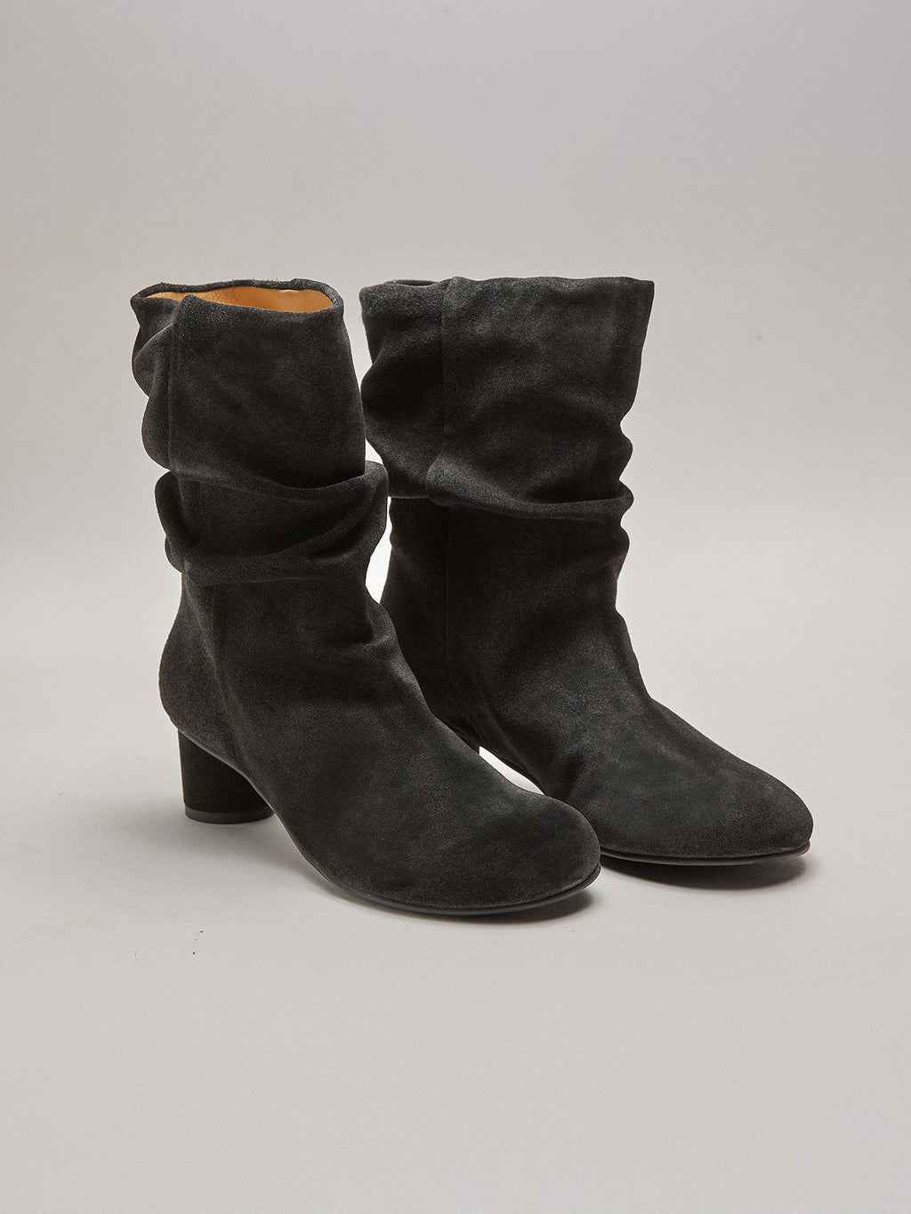 Botín de mujer en piel con tacón bajo. Mari