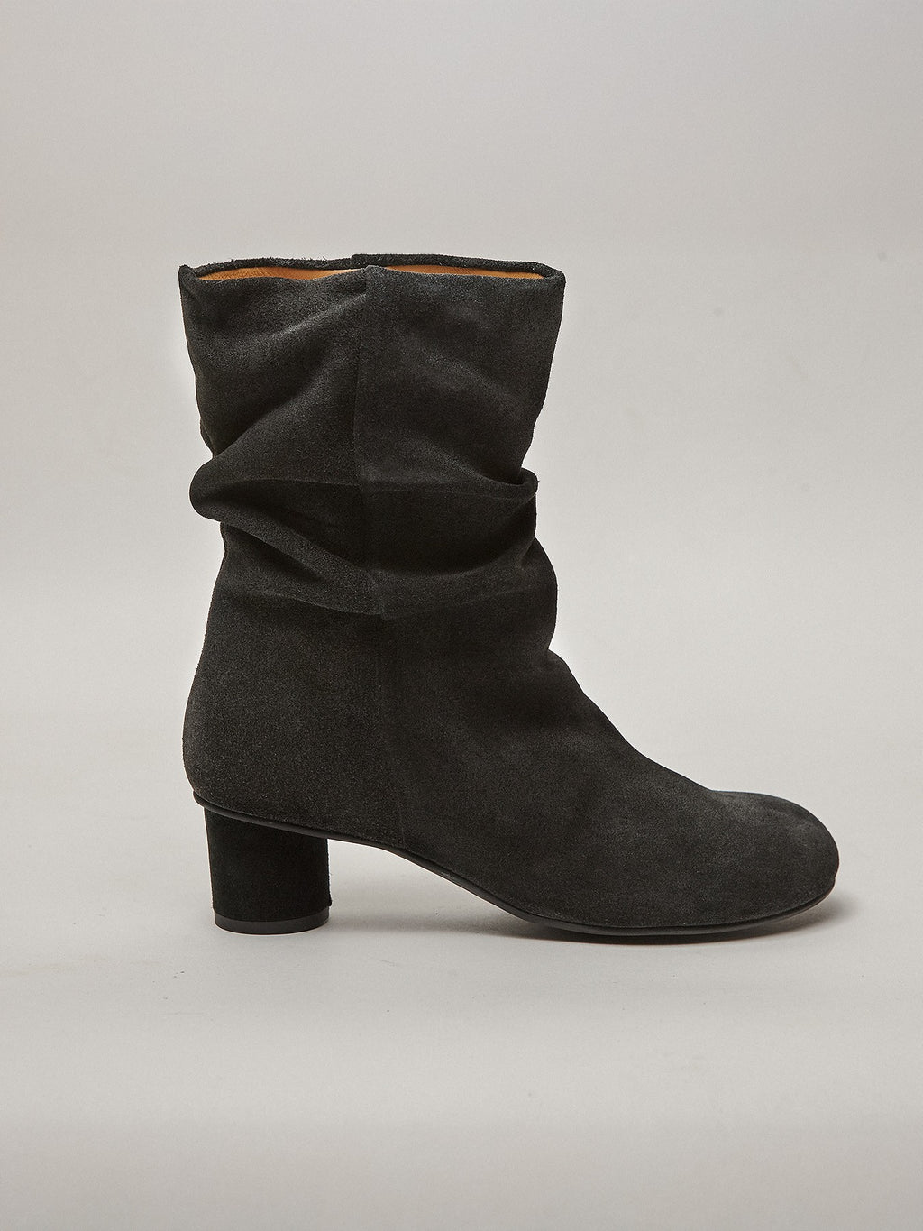 Botín de mujer en piel con tacón bajo. Mari