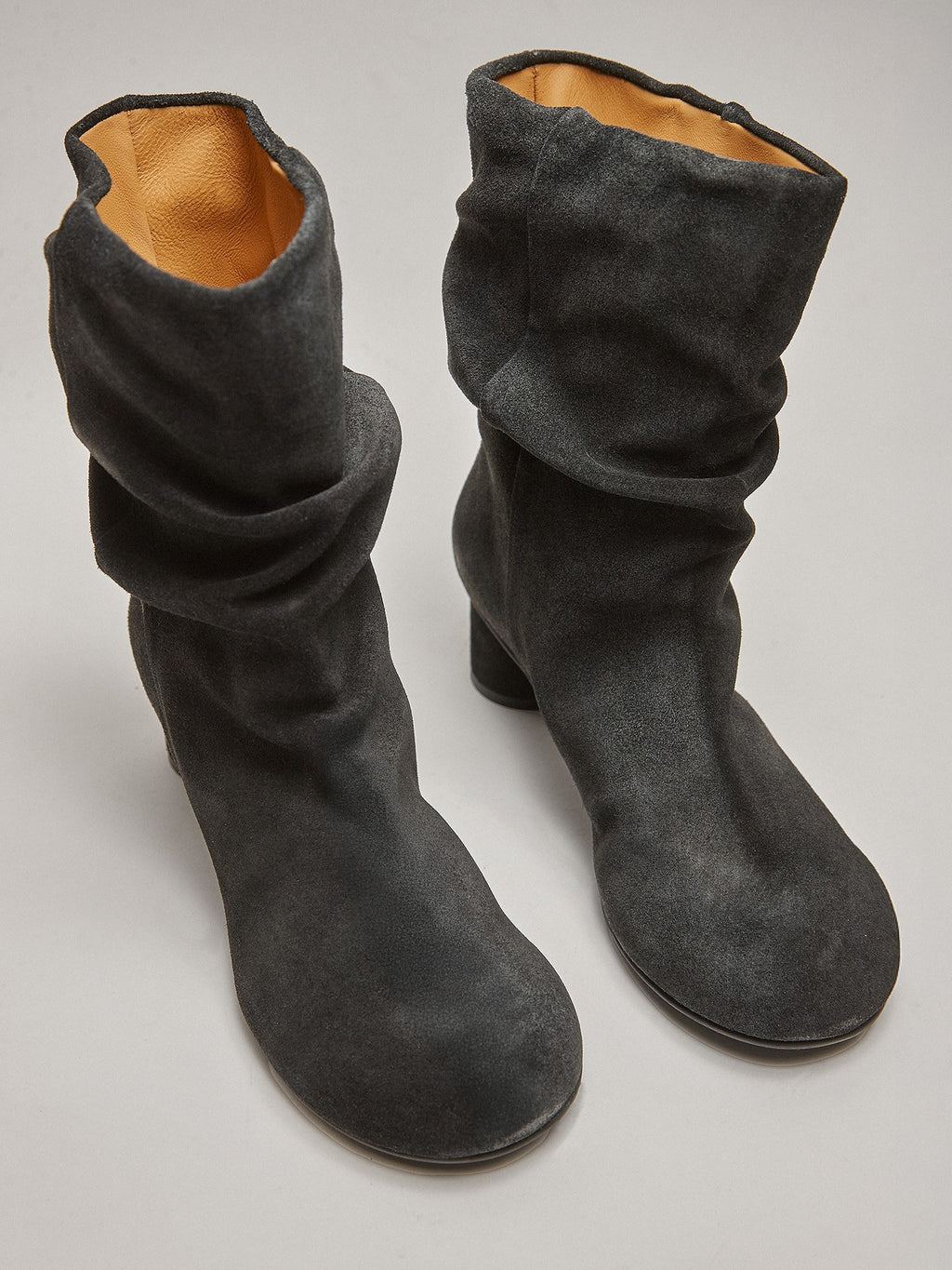 Botín de mujer en piel con tacón bajo. Mari