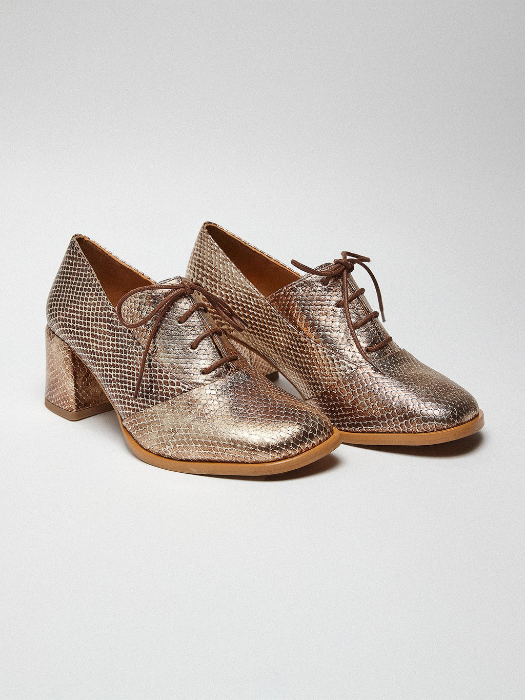 Scarpa da donna in pelle con tacco medio. Mayla