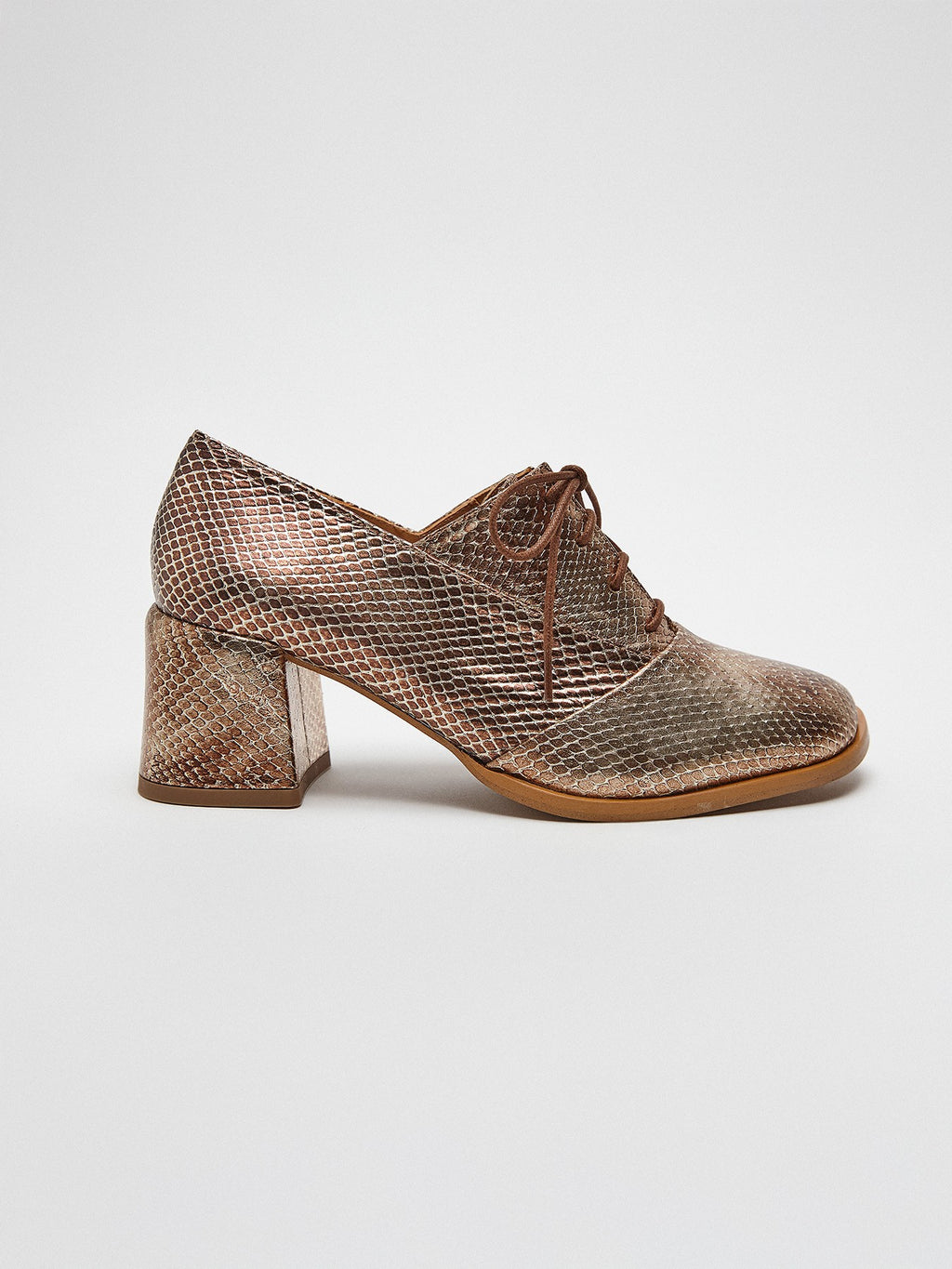Scarpa da donna in pelle con tacco medio. Mayla