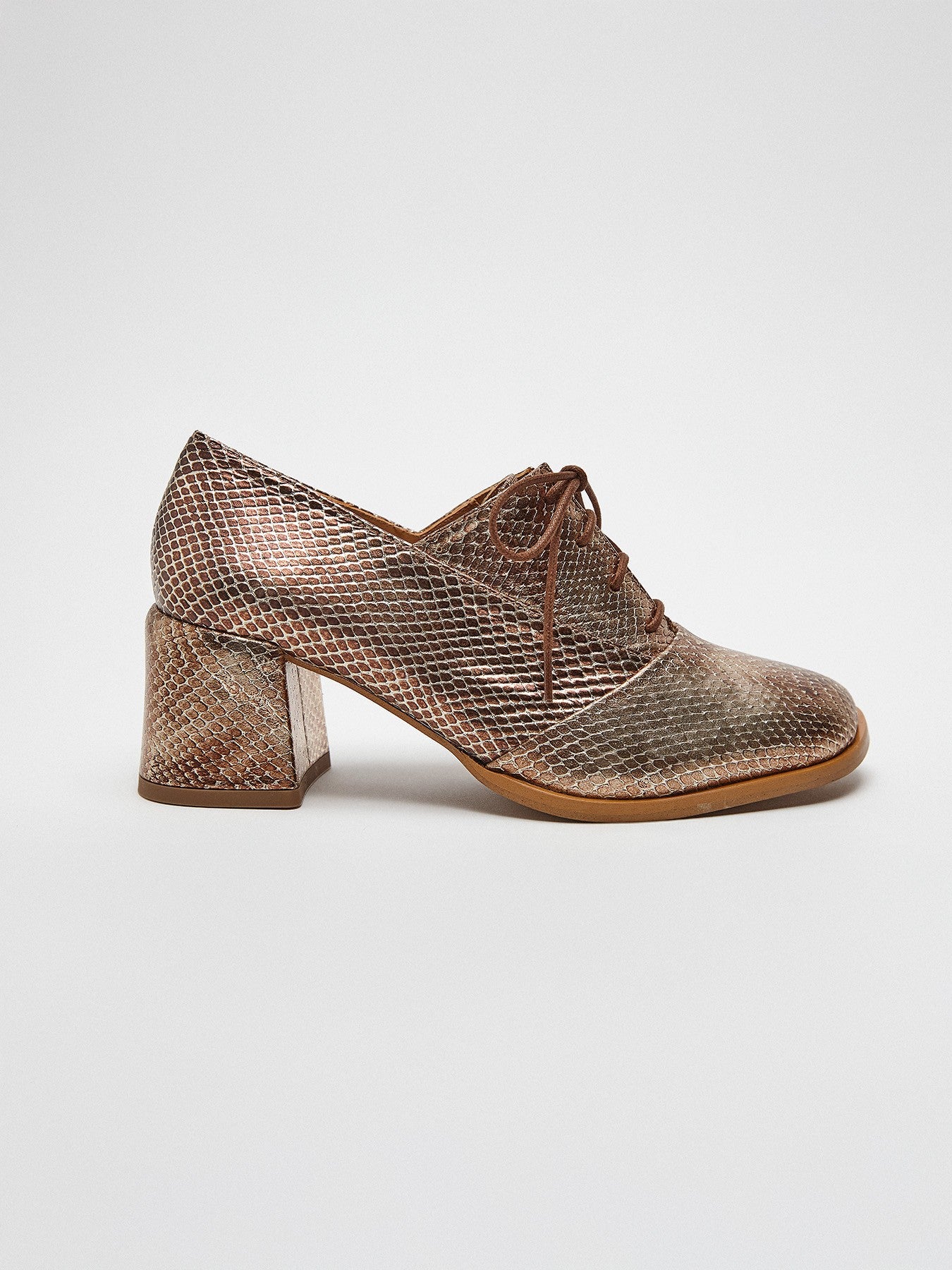 Women's leather shoe with a medium heel. Mayla