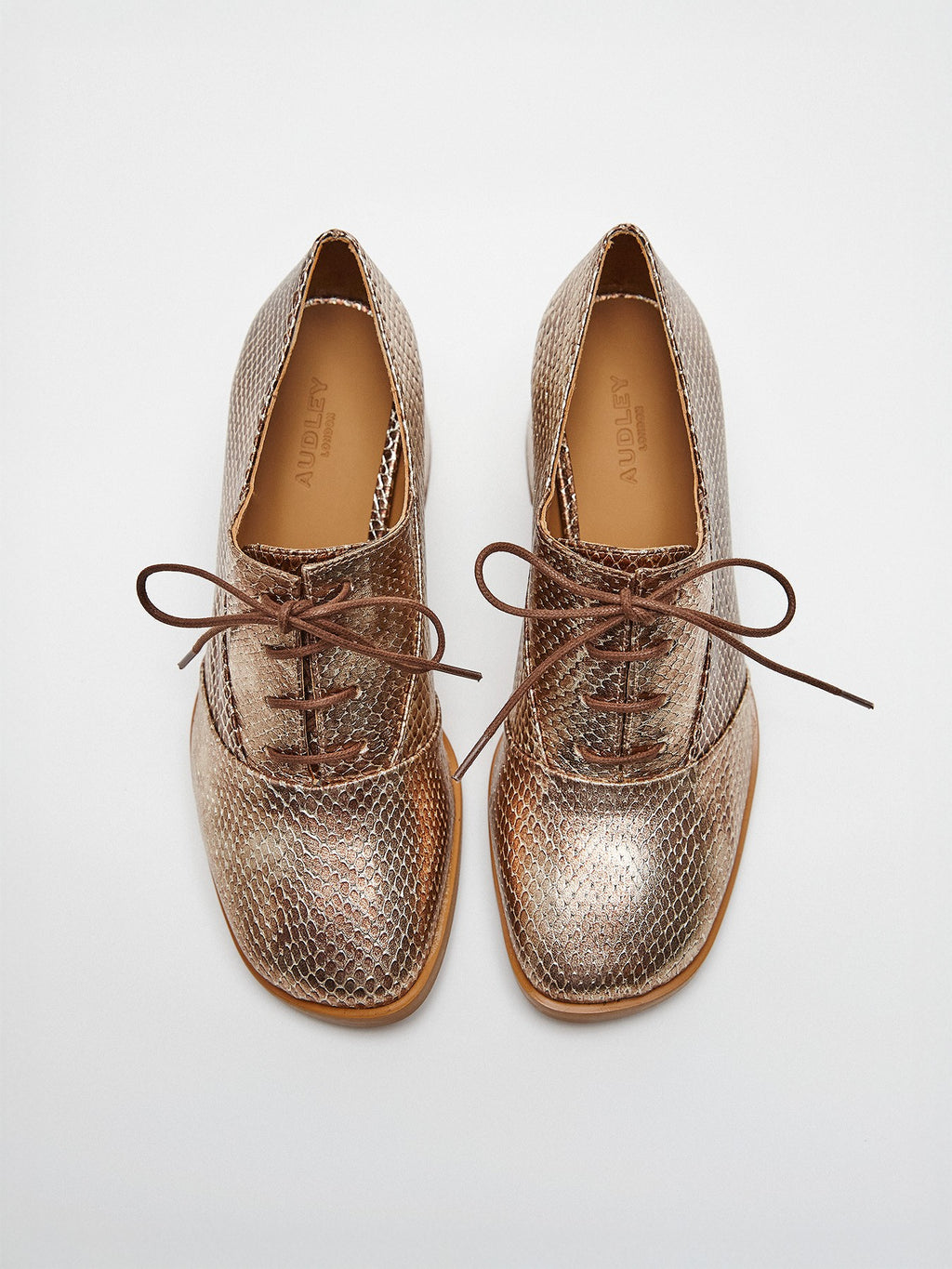 Scarpa da donna in pelle con tacco medio. Mayla