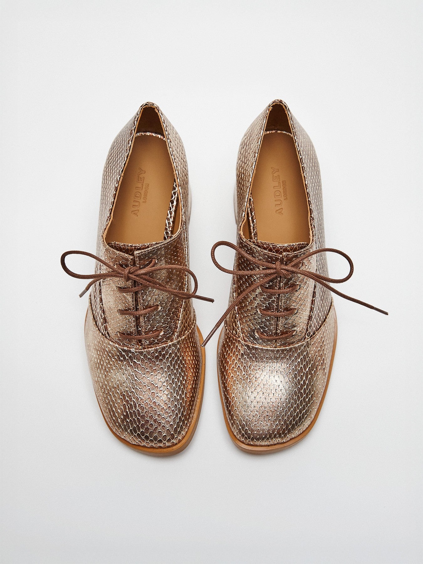 Women's leather shoe with a medium heel. Mayla
