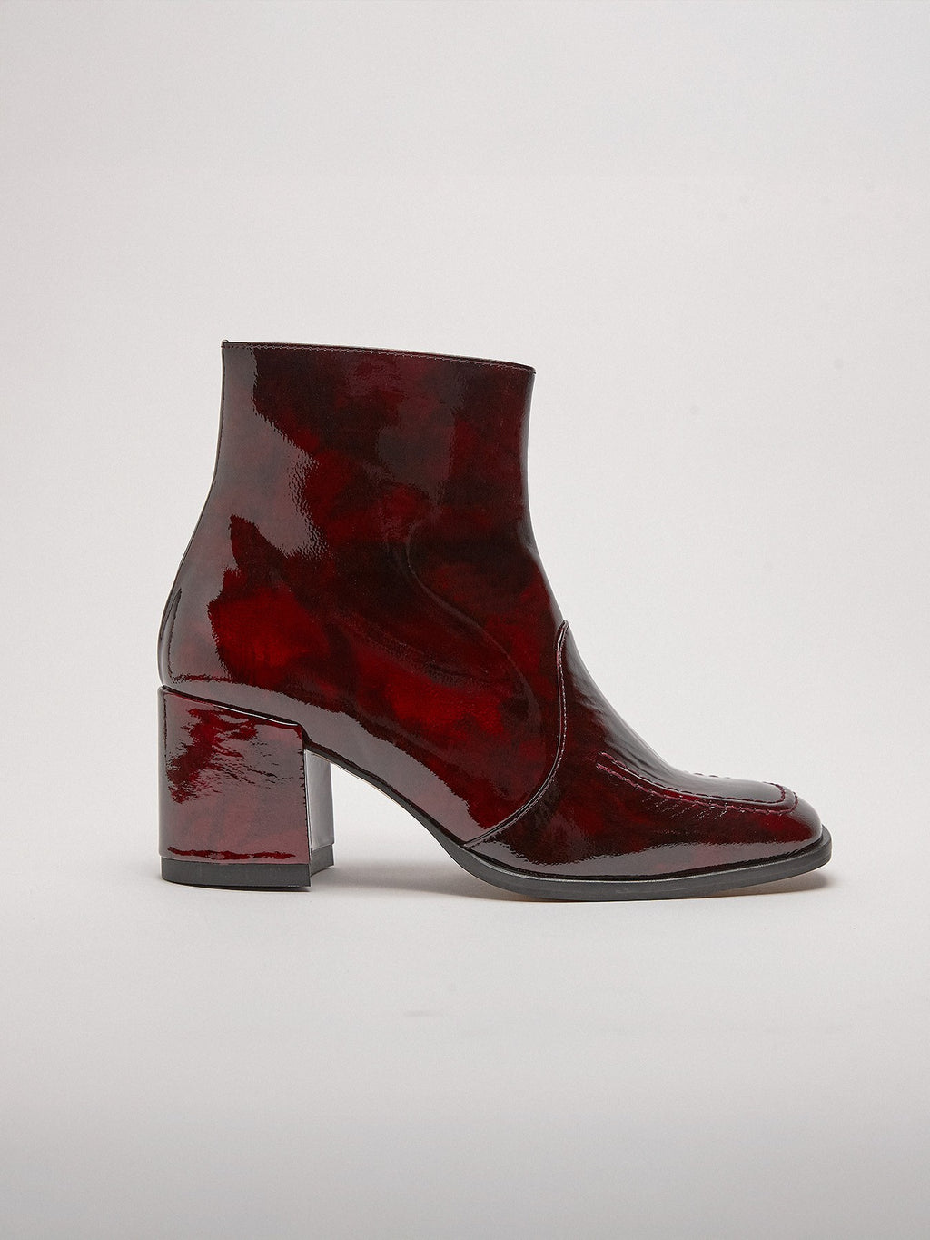 Botín de mujer en piel con tacón medio. Miri