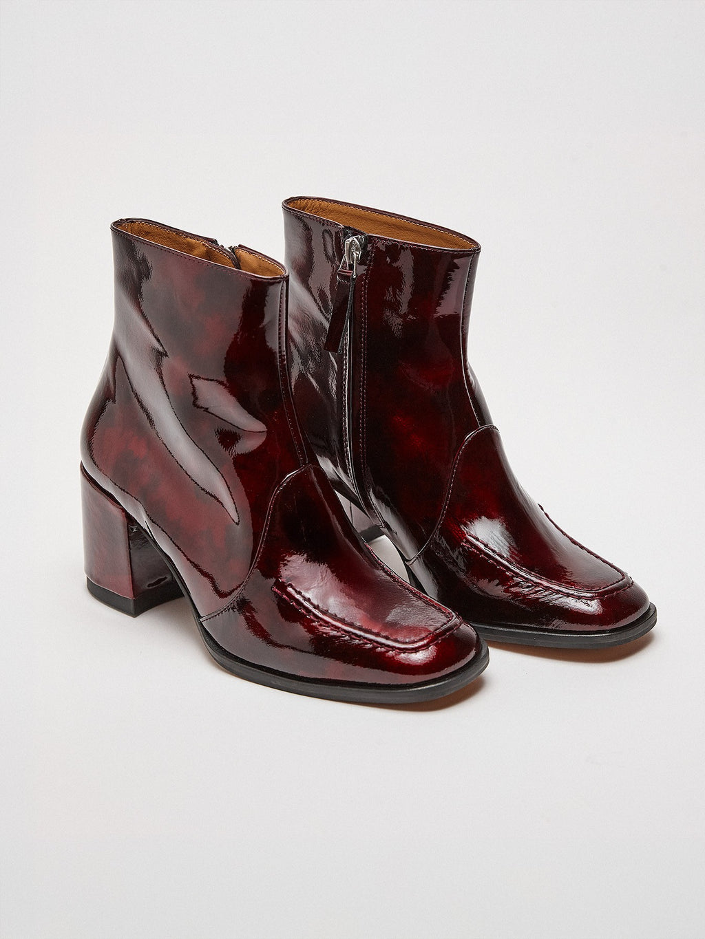 Botín de mujer en piel con tacón medio. Miri