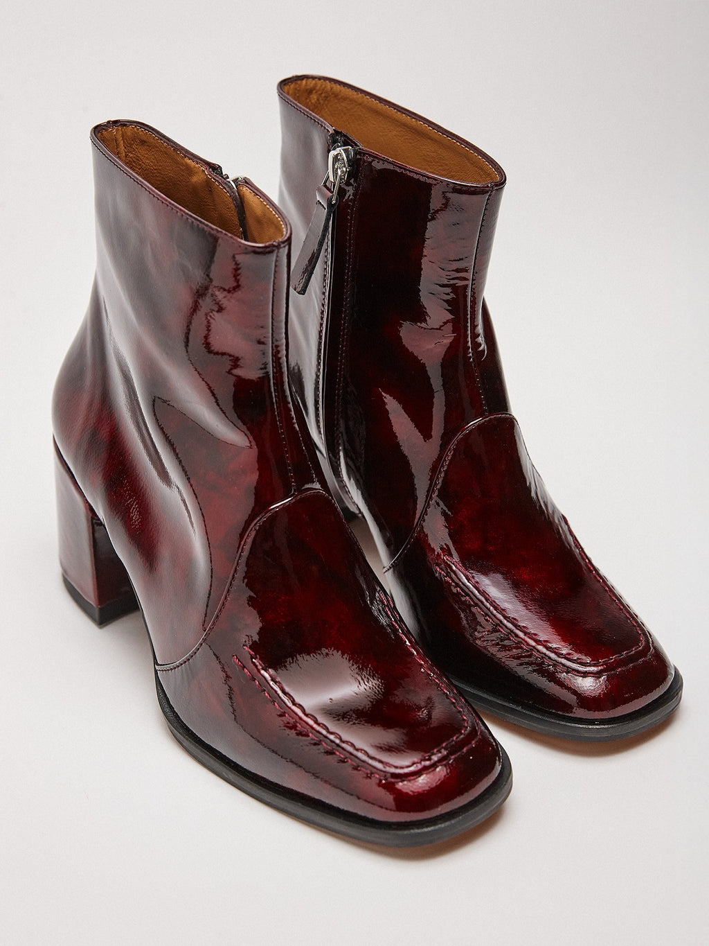 Botín de mujer en piel con tacón medio. Miri