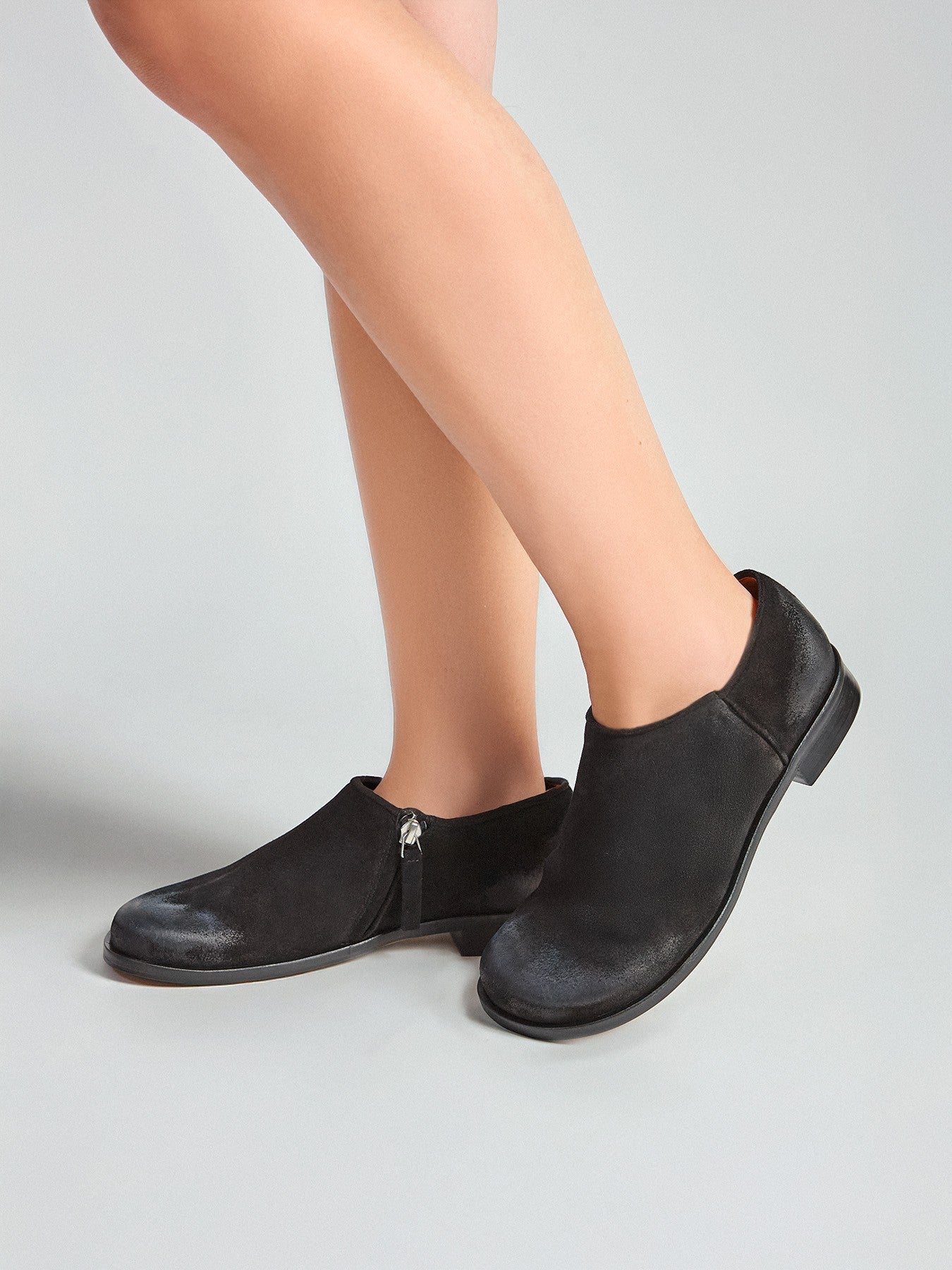 Women's leather shoe with a low heel. Meiko