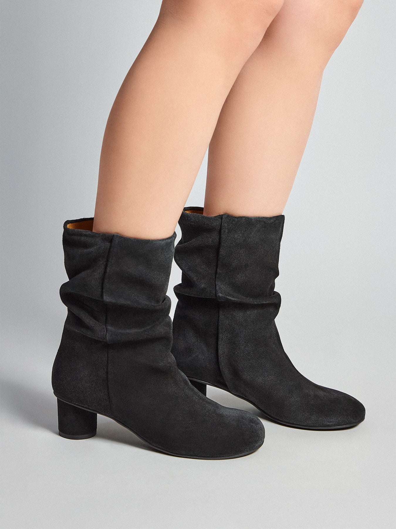 Botín de mujer en piel con tacón bajo. Mari