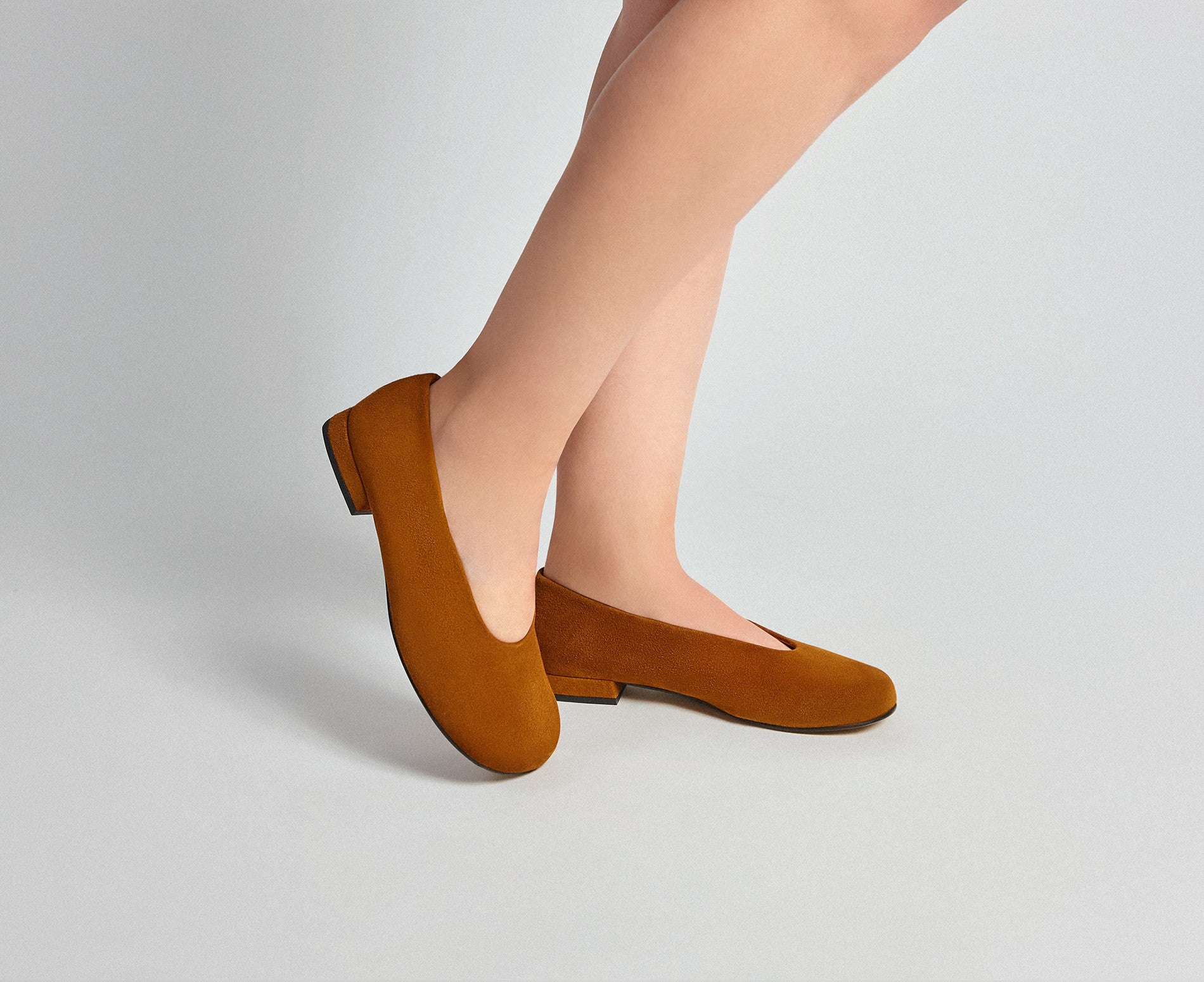 Women's leather shoe with a low heel. Kali