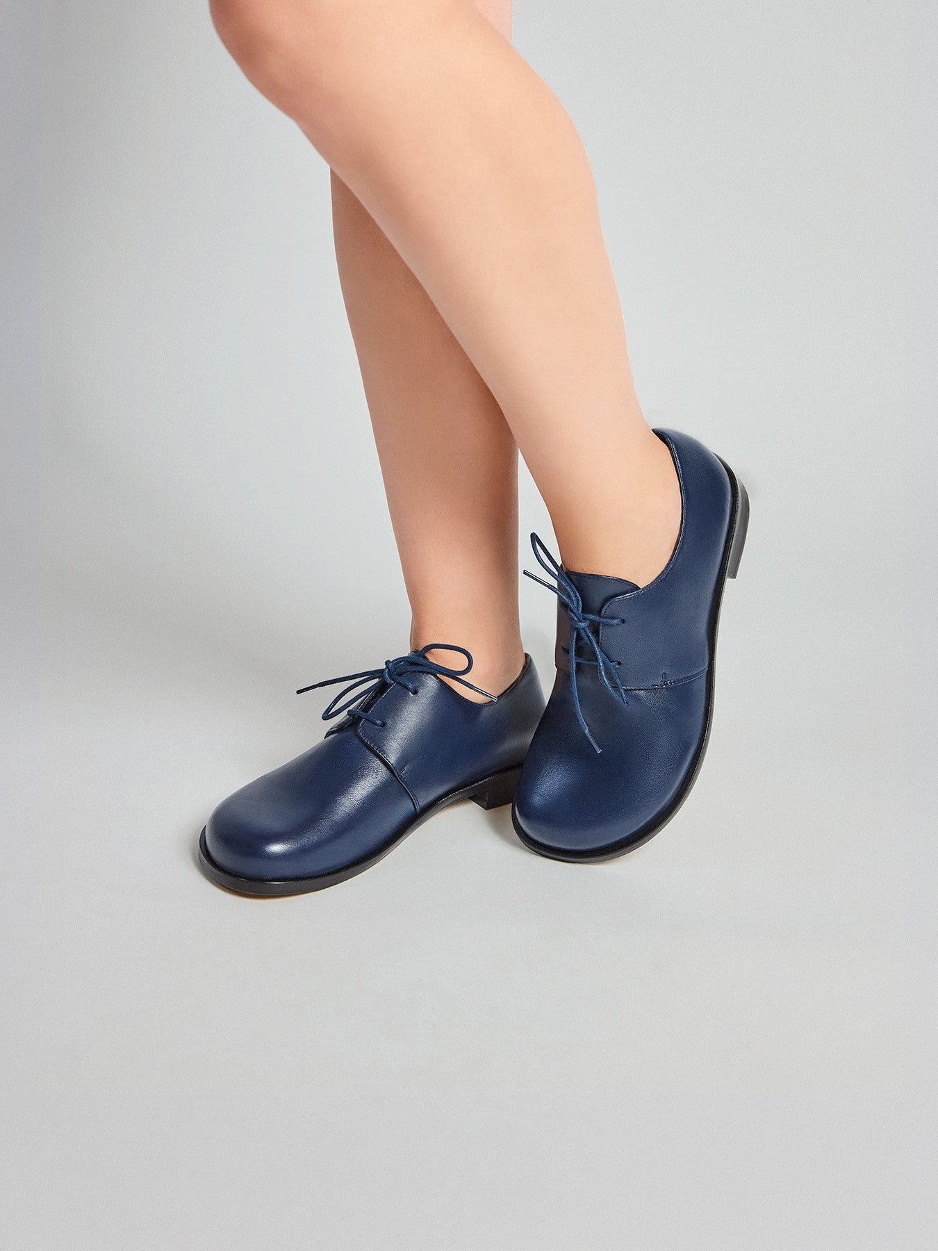 Zapato de mujer en piel con tacón bajo. Madison