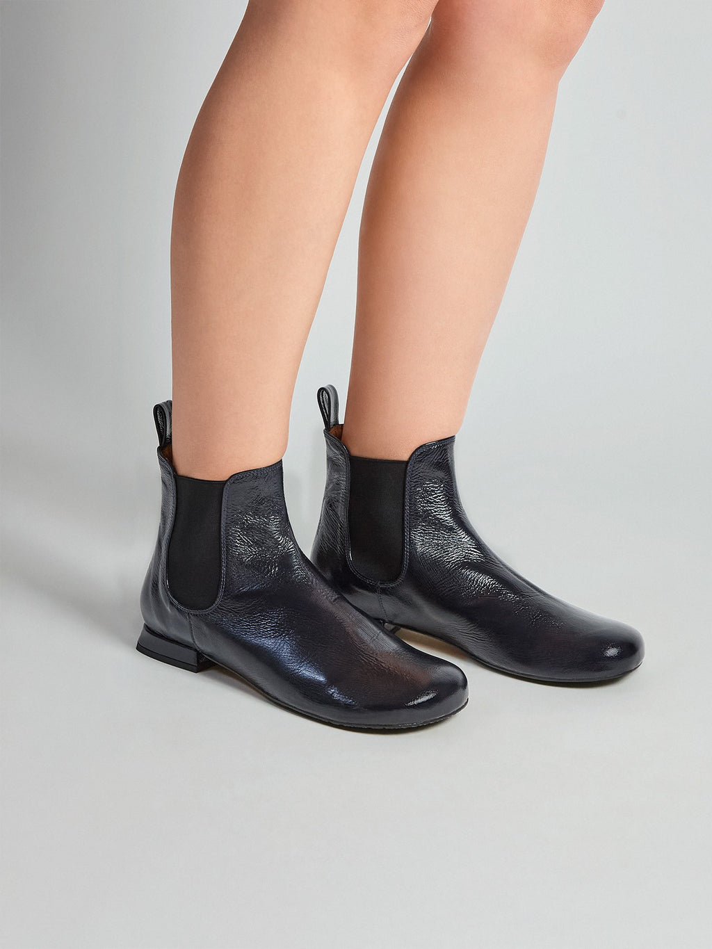 Botín de mujer en piel con tacón bajo. Marina