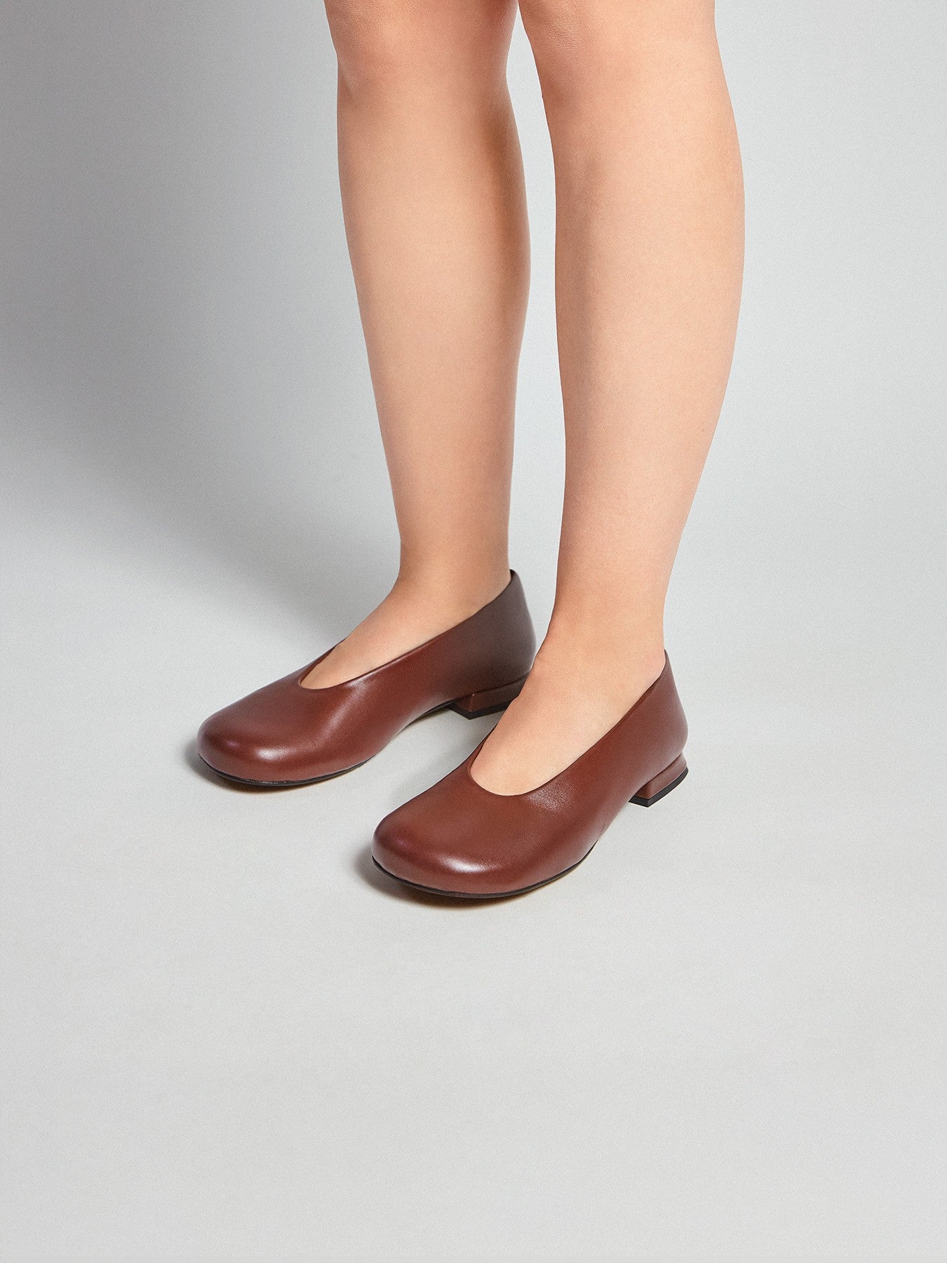 Zapato de mujer en piel con tacón bajo. Marisol