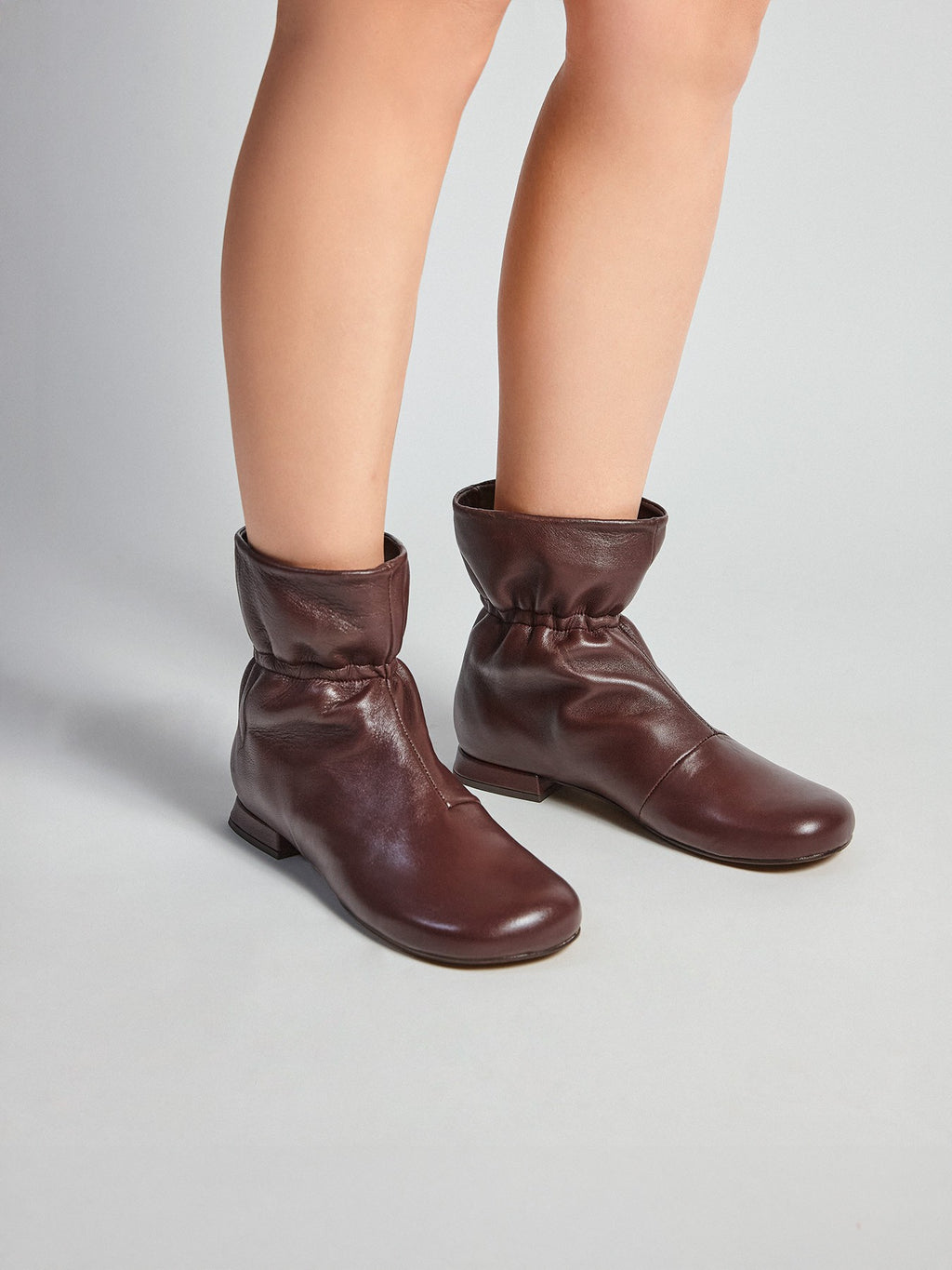 Botín de mujer en piel con tacón bajo. Miyu