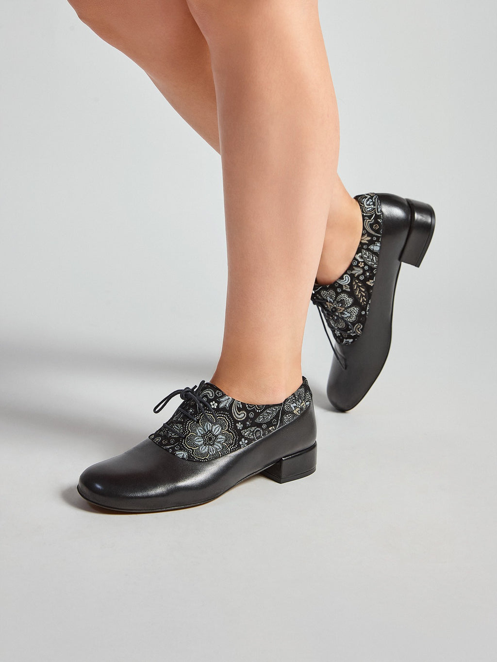Scarpa da donna in pelle con tacco basso. Miren