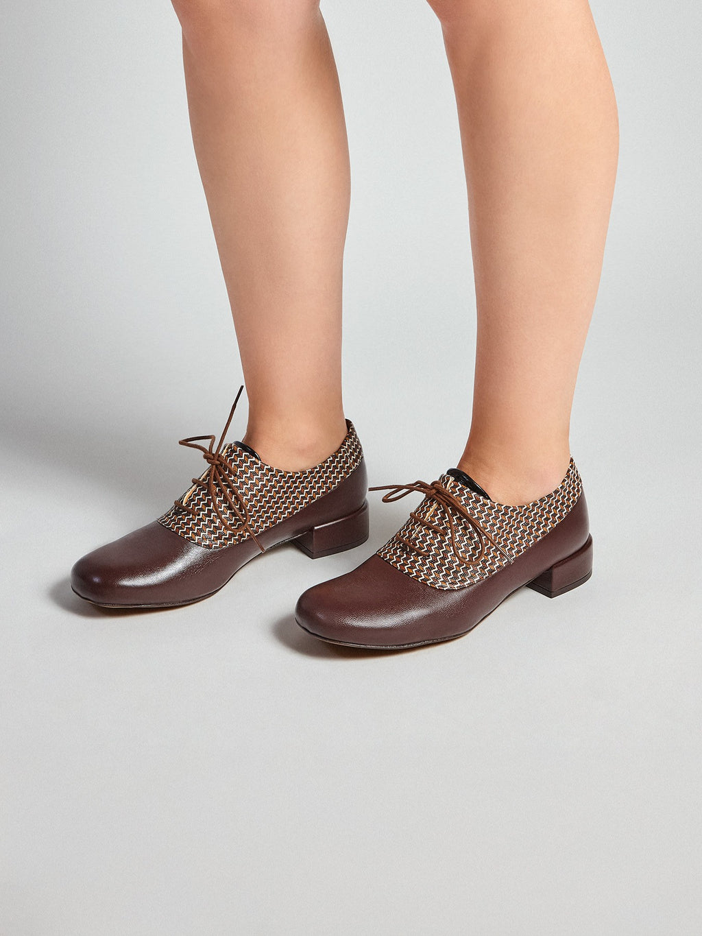 Scarpa da donna in pelle con tacco basso. Milka