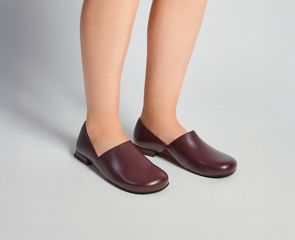 Women's leather shoe with a low heel. Karina