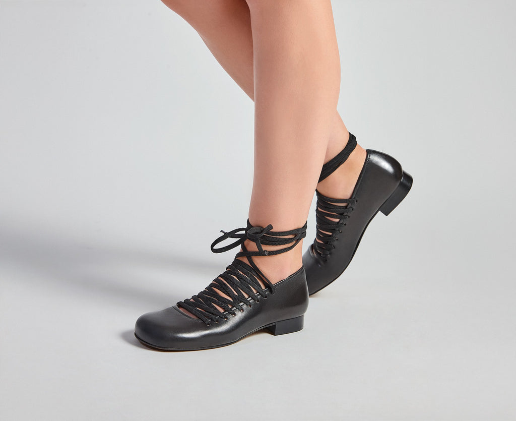 Zapato de mujer en piel con tacón bajo. Lazara