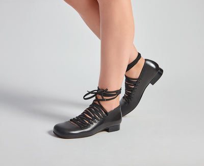 Zapato de mujer en piel con tacón bajo. Lazara