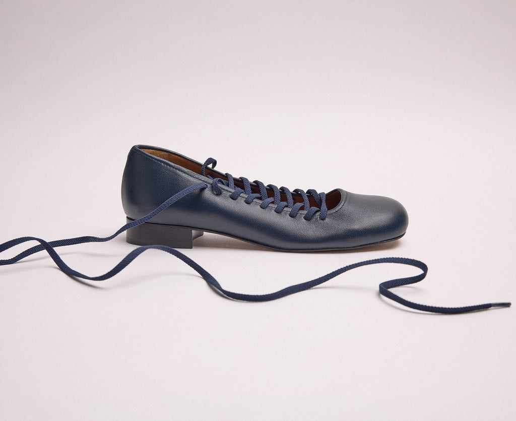 Women's leather shoe with a low heel. Lisandra