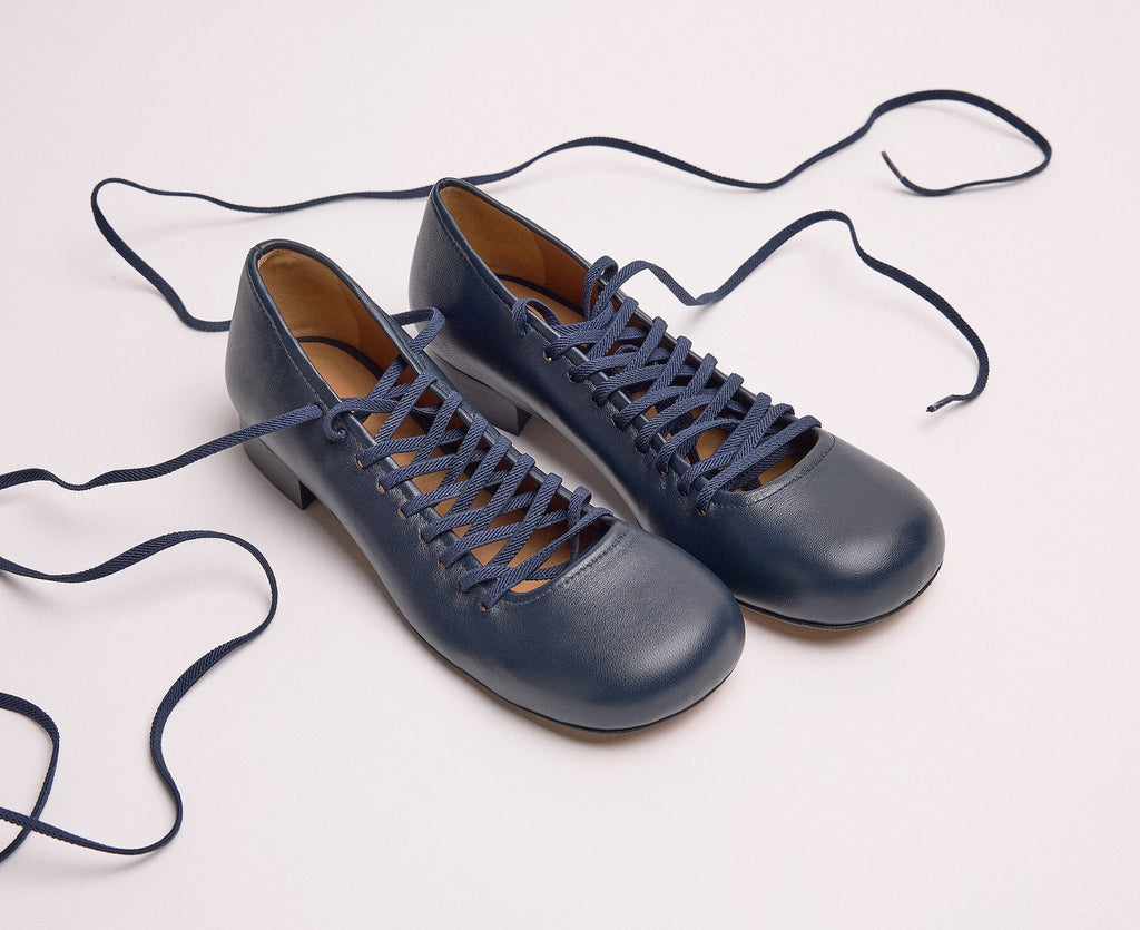 Women's leather shoe with a low heel. Lisandra