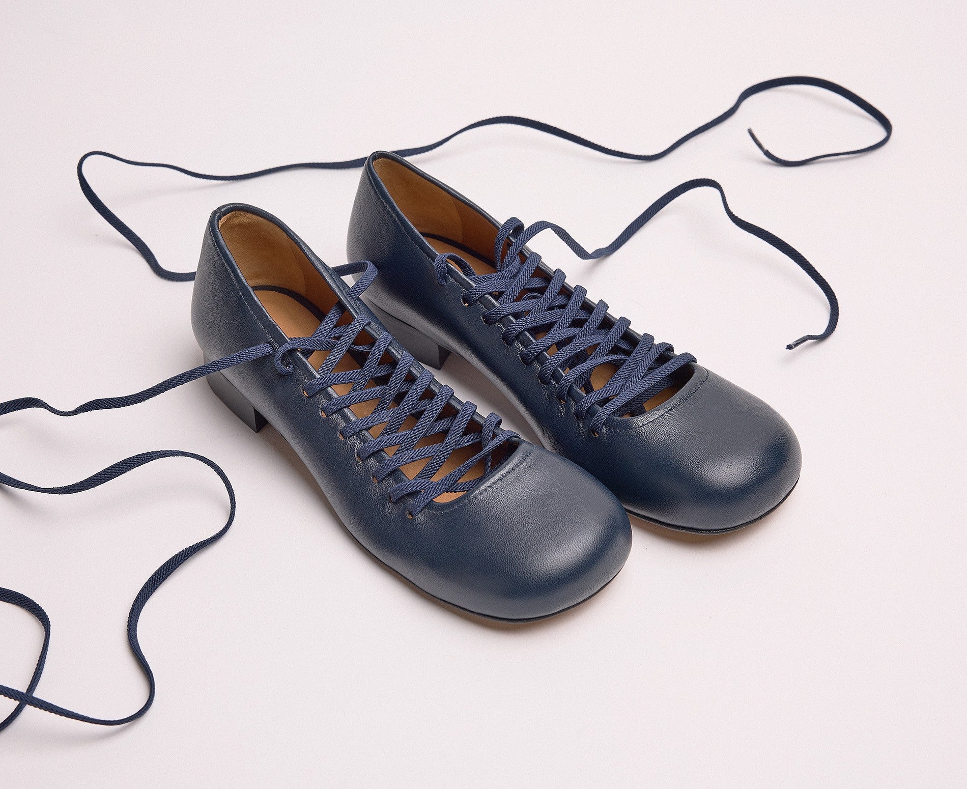 Zapato de mujer en piel con tacón bajo. Lisandra