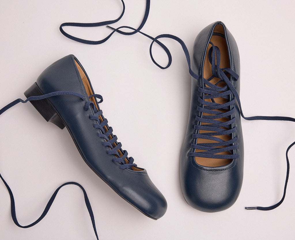 Women's leather shoe with a low heel. Lisandra