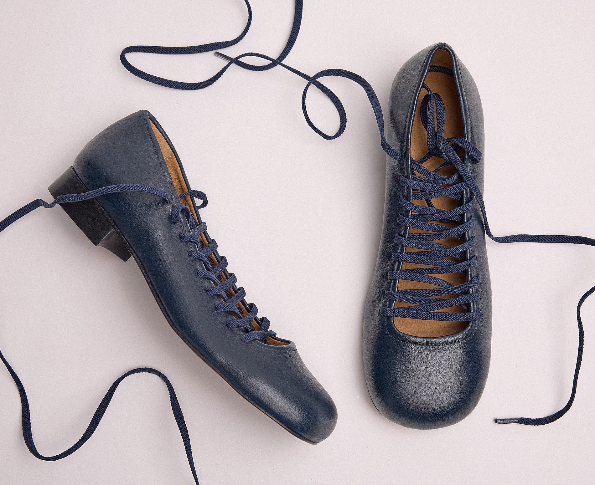 Zapato de mujer en piel con tacón bajo. Lisandra