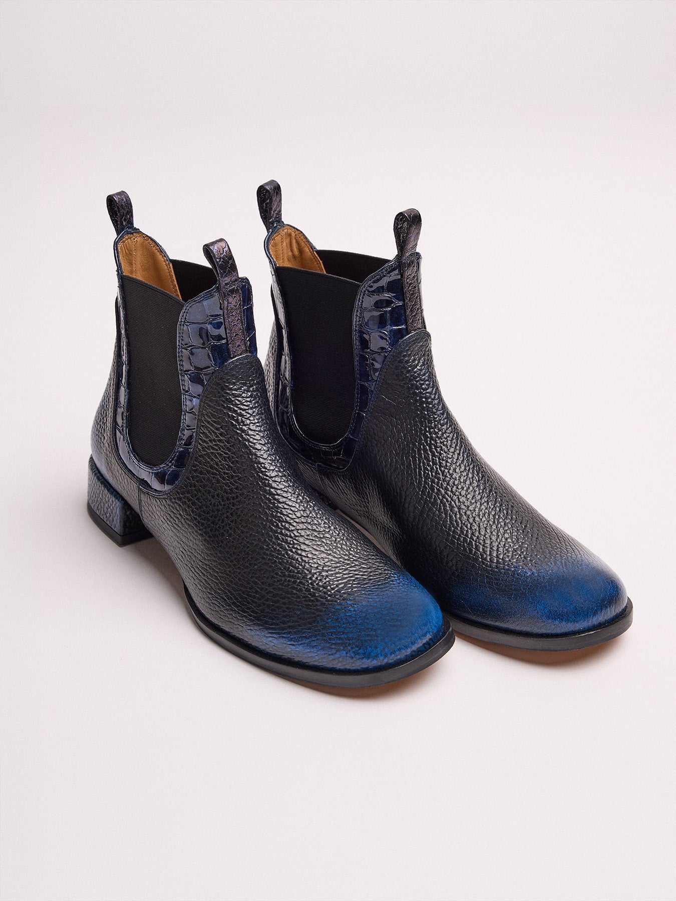 Botín de mujer en piel con tacón bajo. Mory