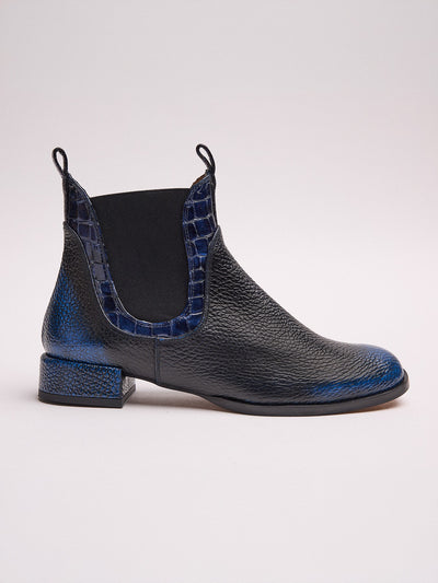 Women's leather ankle boots with a low heel. Mory